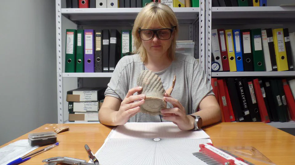 Teaching Artefact Analysis Using Eye Movement Modelling Examples